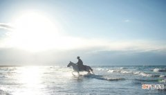 梦见骑马过海是什么意思 梦见骑马过海有什么预兆