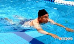 老人学游泳要注意12件事