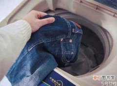 牛仔裤能用机洗吗 机洗牛仔裤需要注意什么