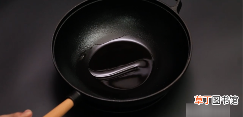 铁锅怎么开，铸铁锅的正确开锅方法视频