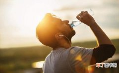 健康喝水的方法：蜂蜜水也要看人来喝