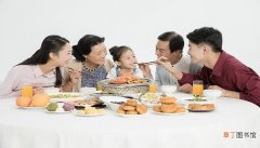 梦见和亲戚一起吃饭是什么意思 梦见和亲戚一起吃饭是什么预兆