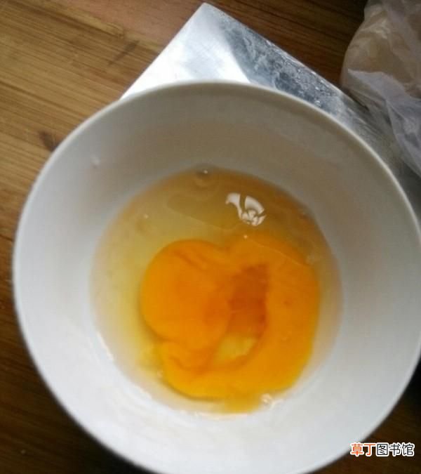 开水冲鸡蛋需要先把鸡蛋搅散吗 鸡蛋一打开黄就散了还能吃吗