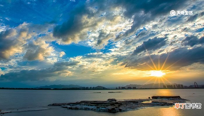 钱塘江观潮最佳时间和地点是什么 钱塘江观潮最佳时间