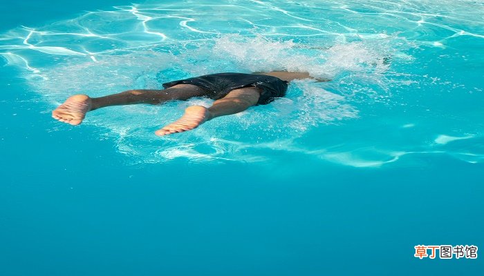 梦见自己游泳是什么意思 梦见自己游泳有什么预兆