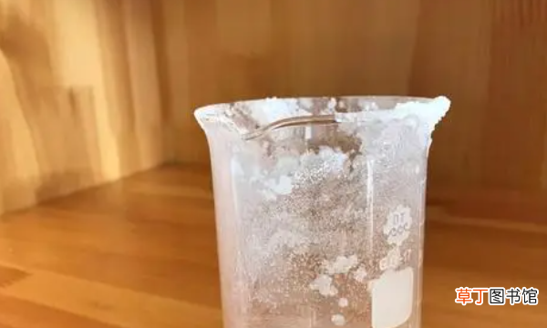盐水会结冰，盐水结冰时盐会被析出吗为什么