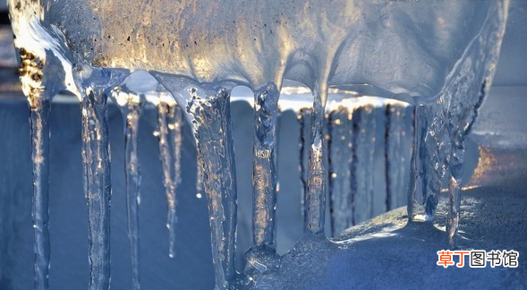 水结冰的条件，水结成冰的条件水的温度是零度周围温度低于零度对