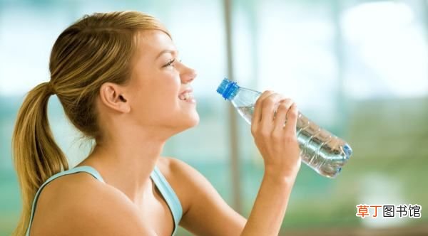 喝水不健康会导致哪些病，哪种喝水方式是不合理的饮水习惯