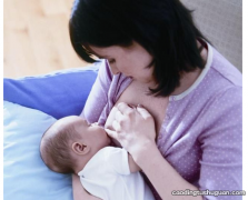 产后喂奶时怎样避免宝宝睡着