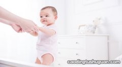 宝宝刚七个多月就想站，会影响腿部发育吗？