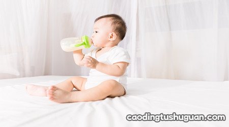 为什么母乳宝宝半夜频繁醒，喝奶粉的宝宝却能睡很长时间？