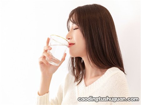 产妇喉咙干痒咳嗽是什么原因 调整饮食可改善喉咙不适