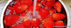 草莓用盐水泡多久