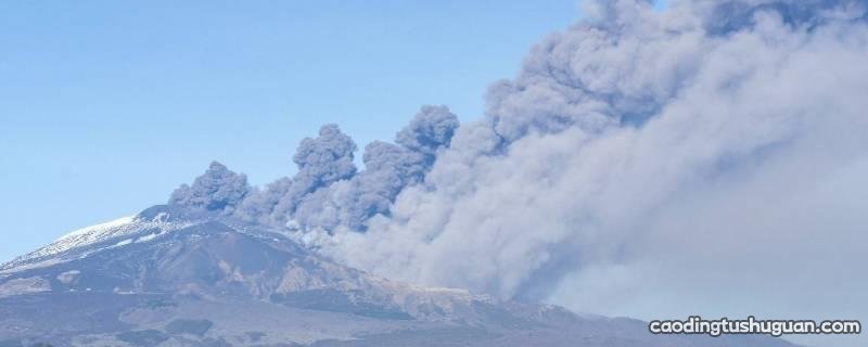 火山灰为什么会使全球气温降低呢